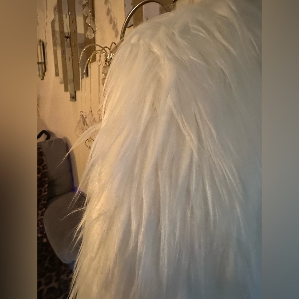 Women’s White Imitation Fur Coat. Size XXL. SEE ALL PHOTOS! - Picture 8 of 8
